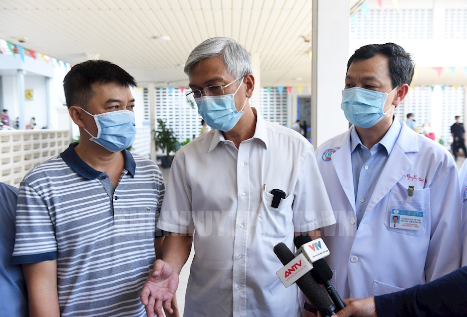 Phó Chủ tịch UBND TPHCM Võ Văn Hoan động viên tinh thần các y bác sĩ trước khi lên đường chi viện cho tỉnh Gia Lai